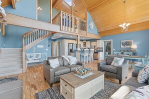Smart TV, fireplace - Pets OK, 150 yds to beach, modern, luxury (Journey) (Ocean Park)