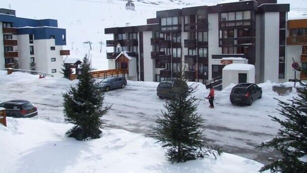 A multi-story building with a ski lift in the background, surrounded by snow. - 100m from ski slopes, balcony, tv, 23m², Val Thorens (Val Thorens)