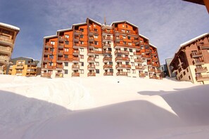 A multi-story hotel with balconies, situated in a snowy environment. - 150m from resort center, 3rd floor, balcony, tv, 24m², Val Thorens (Val Thorens)