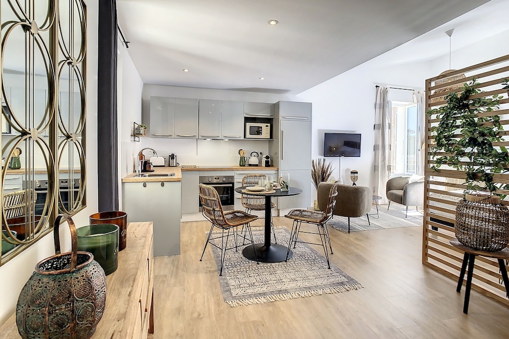 LA PAPILLON ST TROPEZ LUXURY STUDIO IN THE HEART OF THE VILLAGE