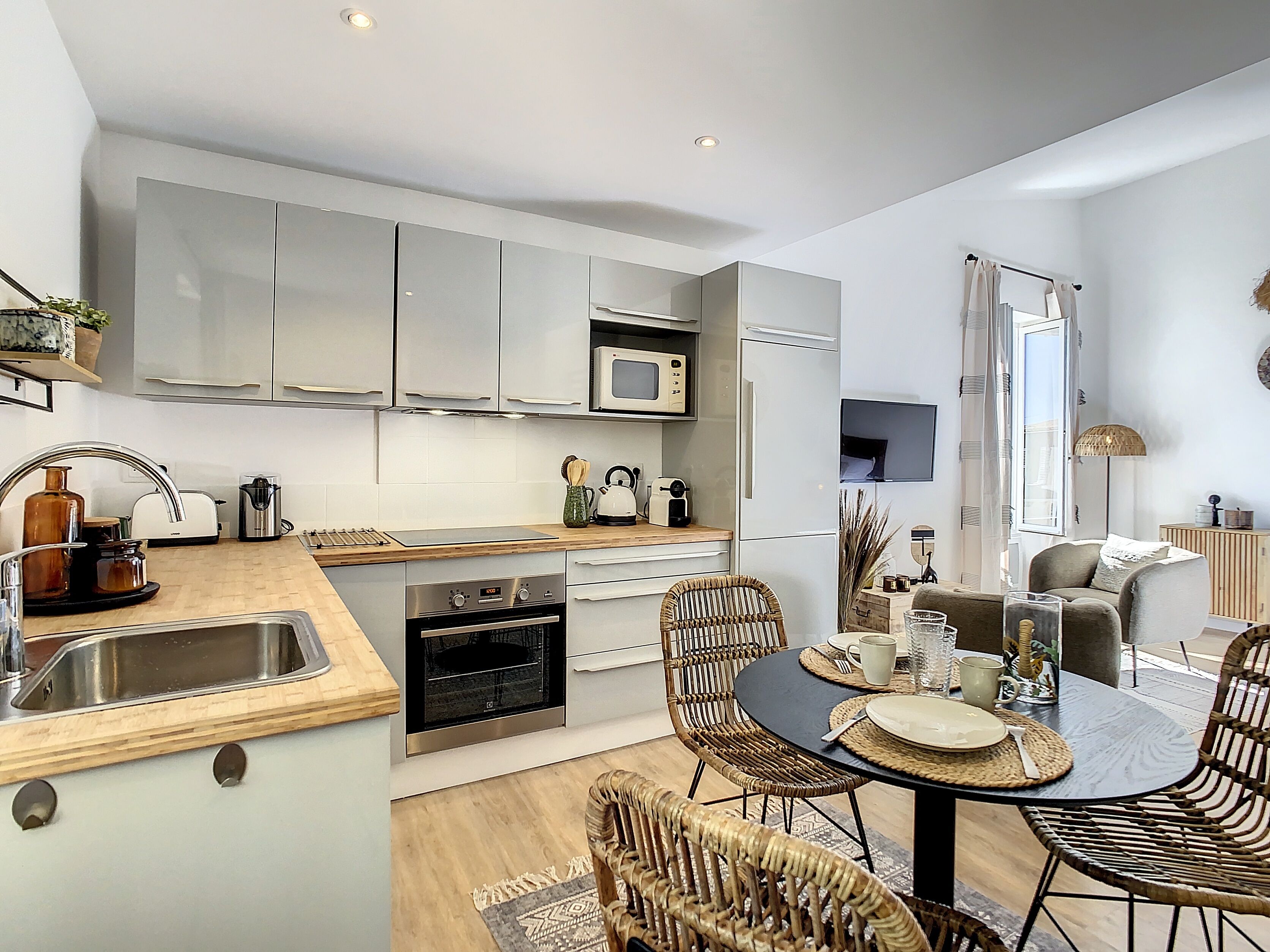 LA PAPILLON ST TROPEZ LUXURY STUDIO IN THE HEART OF THE VILLAGE