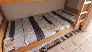 Una litera con estampado de rayas.
