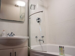 Combined shower/bathtub, hair dryer, towels, soap - Characterful Semi-Detached House; Enviably Located (St Andrews)