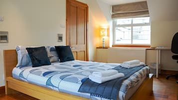 2 bedrooms, desk, iron/ironing board, free WiFi