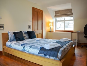 2 habitaciones, escritorio, tabla de planchar con plancha y wifi gratis