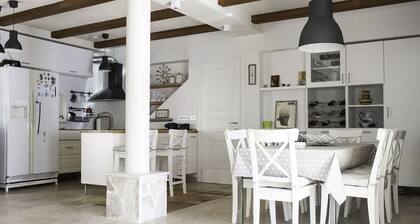 Luxury 6 bedroom house on waterfront