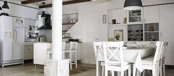 Luxury 6 bedroom house on waterfront