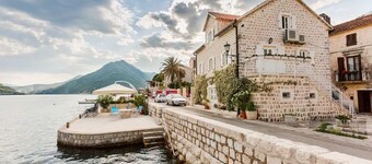Luxury 6 bedroom house on waterfront