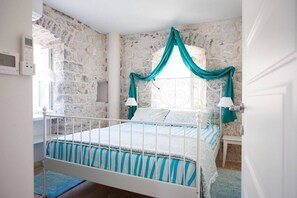 6 chambres, fer et planche à repasser, lit parapluie, draps fournis