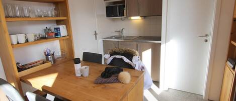 Réfrigérateur, four, lave-vaisselle, cafetière/bouilloire