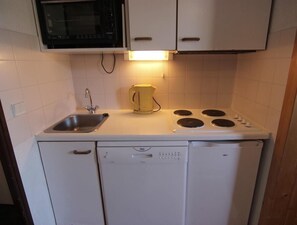 Een koelkast, een magnetron, een oven, een vaatwasser