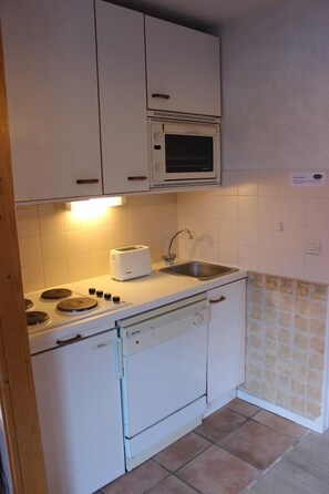 Fridge, oven, dishwasher