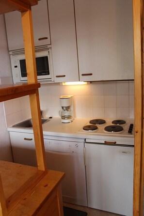 Fridge, oven, dishwasher