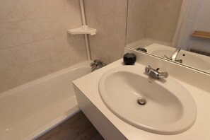 Bathtub - 150m from ski slopes, 1st floor, balcony, tv, ski locker, 30m², Val Thorens (Val Thorens)