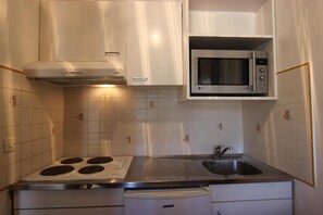 Réfrigérateur, micro-ondes, four