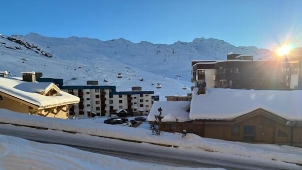 A snow-covered mountain town with buildings, a ski lift, and a clear sky. - 200m from resort center, 2nd floor, balcony, tv, 21m², Val Thorens (Val Thorens)