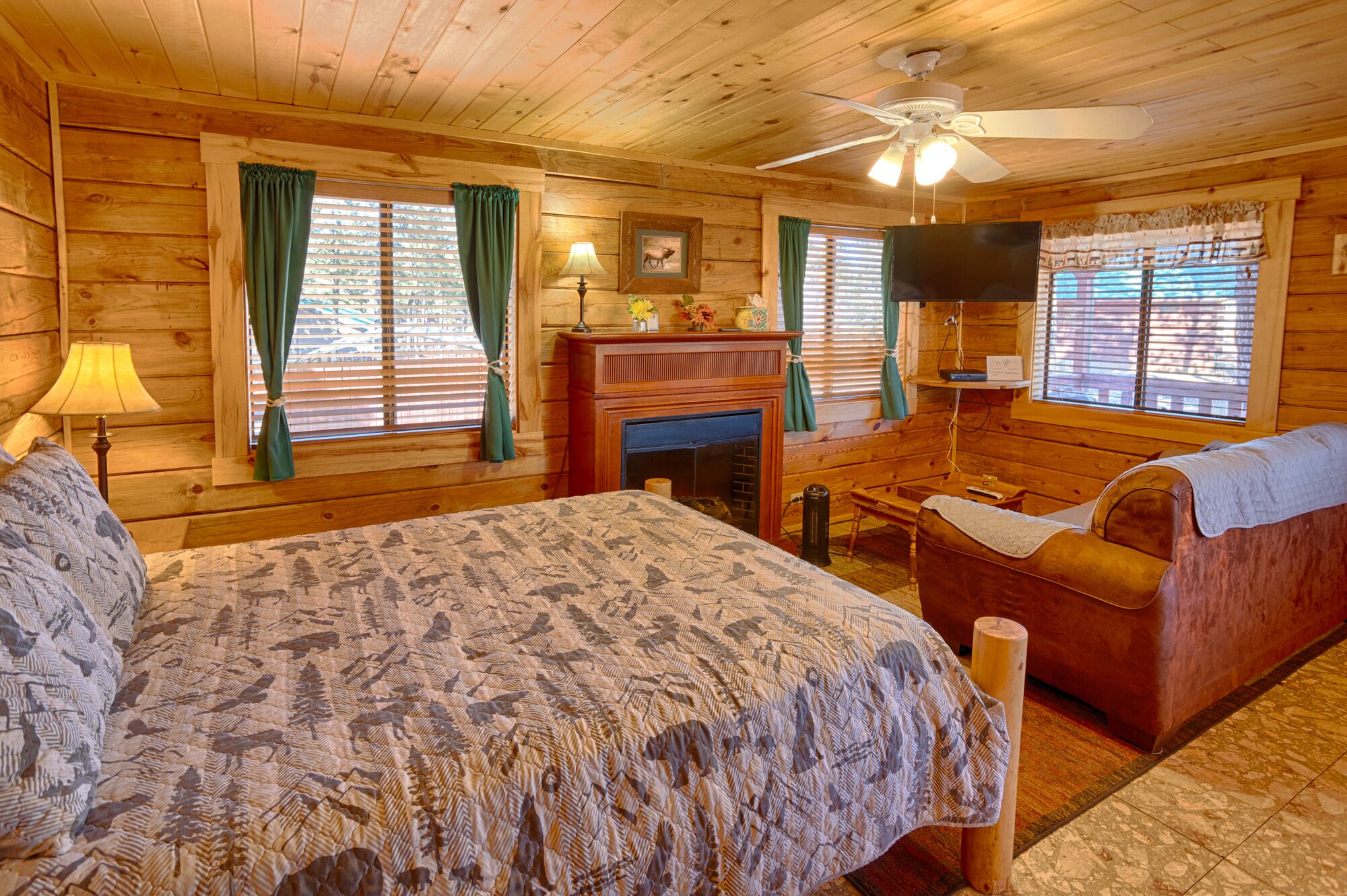 Studio Cabin with full bathroom and kitchenette
