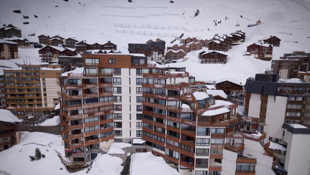A multi-story hotel with balconies and a ski slope in the background. - 200m from ski slopes, 1st floor, balcony, tv, 37m², Val Thorens (Val Thorens)