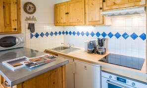 A kitchen with wooden cabinets, a microwave, a sink, a coffee maker, and a dishwasher. - 200m from ski slopes, 2nd floor, tv, 35m², Val Thorens (Val Thorens)