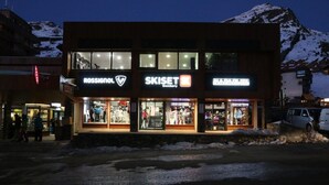 Rakennuksessa on useita myymälätiloja, joissa sijaitsevat muun muassa Rossignol-, Skiset- ja apteekkiliikkeet.