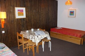 Dining - 50m from ski slopes, 1st floor, balcony, tv, ski locker, 23m², Val Thorens (Val Thorens)