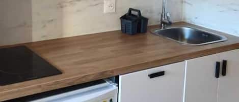 Coffee/tea maker, fridge, microwave, oven