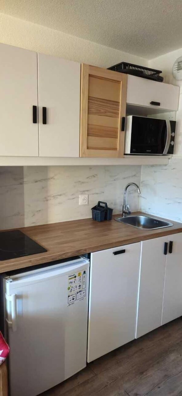Coffee/tea maker, fridge, microwave, oven