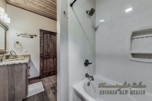 Combined shower/tub, towels