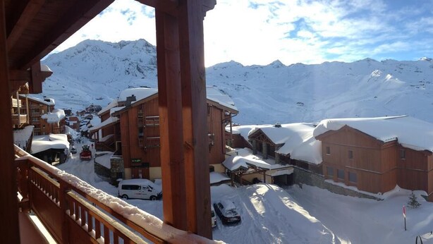 A snow-covered mountain village with wooden buildings and a ski slope. - 3rd floor, balcony, tv, ski locker, 56m², Val Thorens (Val Thorens)