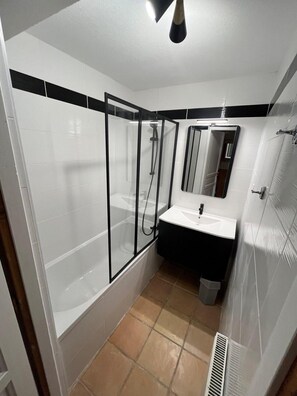 Shower, jetted bath - 100m from ski slopes, 4th floor, balcony, tv, ski locker, 42m², Val Thorens (Val Thorens)