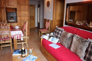 Living area - 100m from ski slopes, 4th floor, balcony, tv, ski locker, 42m², Val Thorens (Val Thorens)