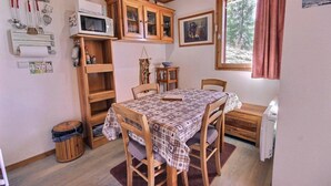 Dining - 200m from resort center, 2nd floor, view mountain, balcony, tv, 35m², Peisey-Vallandry (Landry)