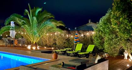 Rustic Chic Villa with solar heated Pool five minutes from the beach!