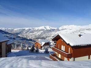 A snow-covered mountain village with wooden buildings and a clear view of the mountains in the background. - 150m from ski slopes, 1st floor, tv, ski locker, 52m², Peisey-Vallandry (Landry)