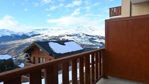 A wooden balcony with a view of snow-covered mountains. - 150m from ski slopes, 1st floor, tv, ski locker, 52m², Peisey-Vallandry (Landry)