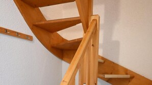 A wooden spiral staircase with a simple design and no railings. - 150m from ski slopes, 1st floor, tv, ski locker, 52m², Peisey-Vallandry (Landry)