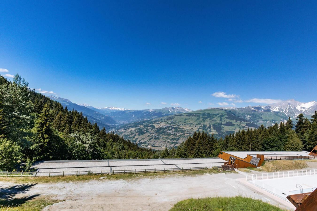 Vista de la montaña con una cabaña de madera y un telesilla.