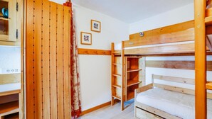 A bunk bed room with wooden shelves and a wardrobe. - 150m from resort center, 1st floor, balcony, parking, tv, 35m², Les Arcs (Bourg-Saint-Maurice)