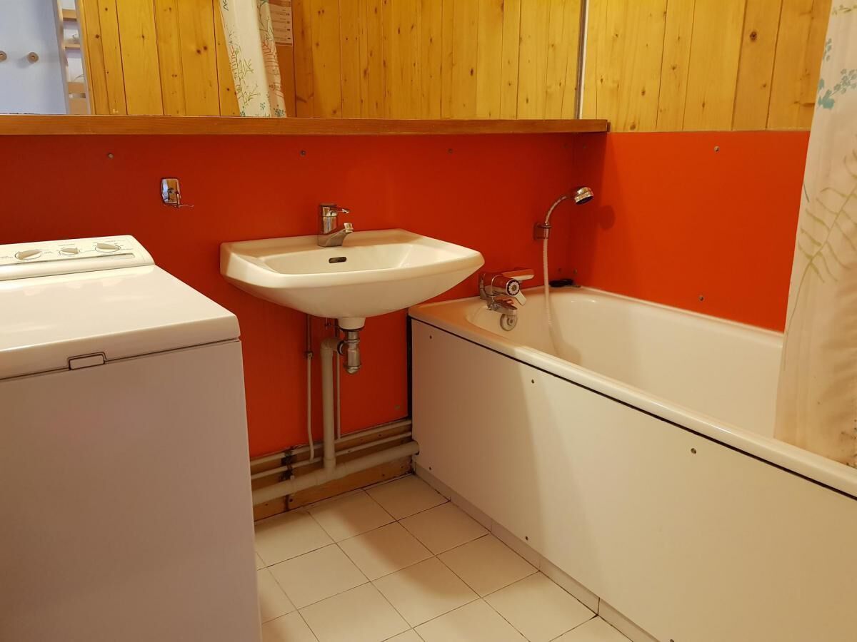 Ein Badezimmer mit Waschbecken, Badewanne und Toilette.