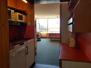 Kylskåp, mikrovågsugn, ugn och diskmaskin