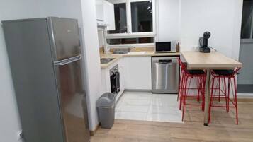 Een koelkast, een magnetron, een oven, een kookplaat