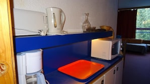 A compact kitchenette with a coffee maker, a microwave, and a small sink. - 50m from ski slopes, 4th floor, view forest, balcony, tv, 25m², Les Arcs (Les Arcs)