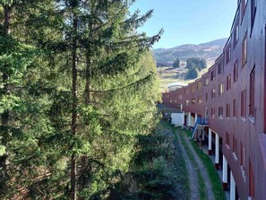 A building with multiple windows and a pathway leading to a staircase. - 12nd floor, view forest, tv, 17m², Les Arcs (Les Arcs)