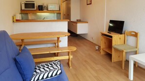 A compact living space with a kitchenette, a dining area, a television, and a sofa. - 200m from ski slopes, 11st floor, view mountain, balcony, tv, 28m², Les Arcs (Les Arcs)