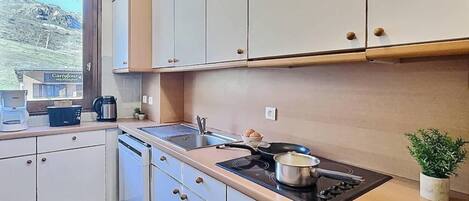 Réfrigérateur, four à micro-ondes, un four, lave-vaisselle