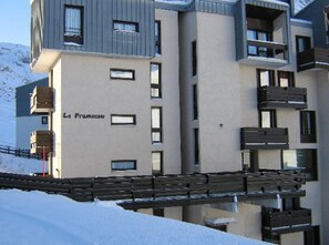 Un edificio moderno con balcones y un letrero que dice "Le Pramecau".