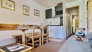 A compact room with a kitchenette, a dining area, and a bed. - Ski-in/ski-out & foot of the slopes, 2nd floor, view street, balcony, tv, ski locker, 30m², Tignes (Tignes)