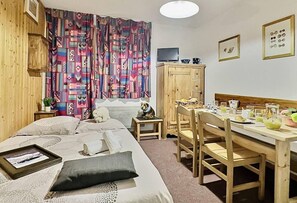 Room - Ski-in/ski-out & foot of the slopes, 2nd floor, view street, balcony, tv, ski locker, 30m², Tignes (Tignes)