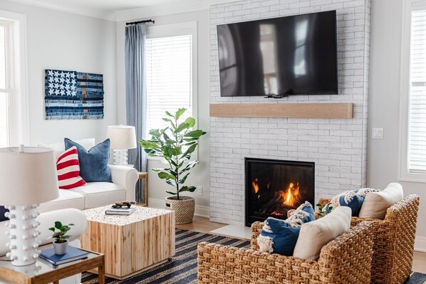 Smart TV, fireplace