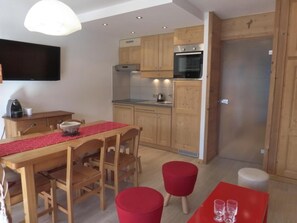 Fridge, microwave, oven - 1st floor, view ski slopes, balcony, tv, 40m², Méribel (Méribel - Les Allues)